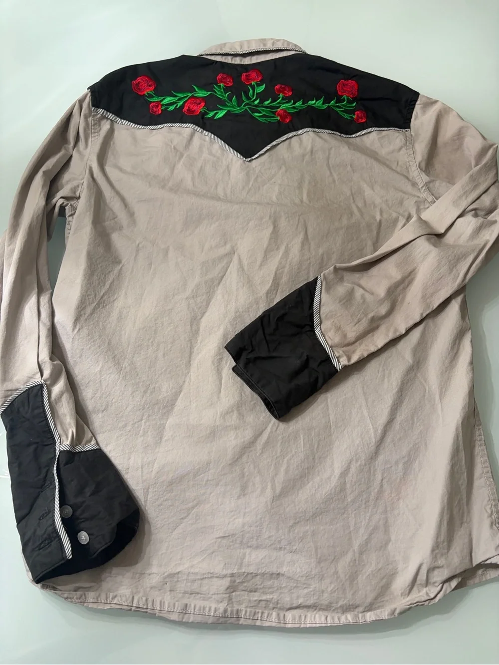 Western Embroidered Rose Button-Down Shirt - Gray & Black
